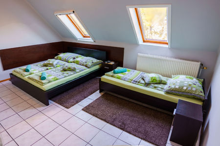 room with three beds accomodation hotel Makó